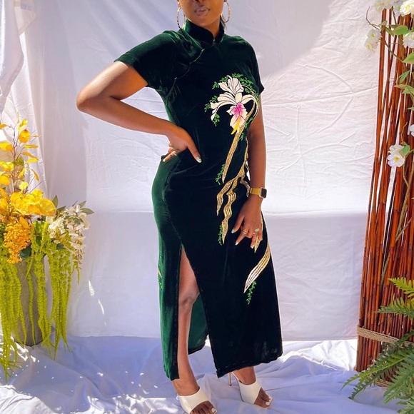 Green custom made velvet Japanese culturally inspired floral dress. Kimono style - Picture 4 of 7